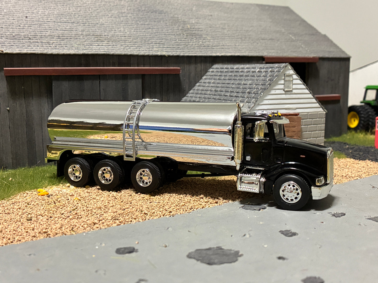 1/64 Milk Truck Tri Axle Peterbilt 385 Truck Red