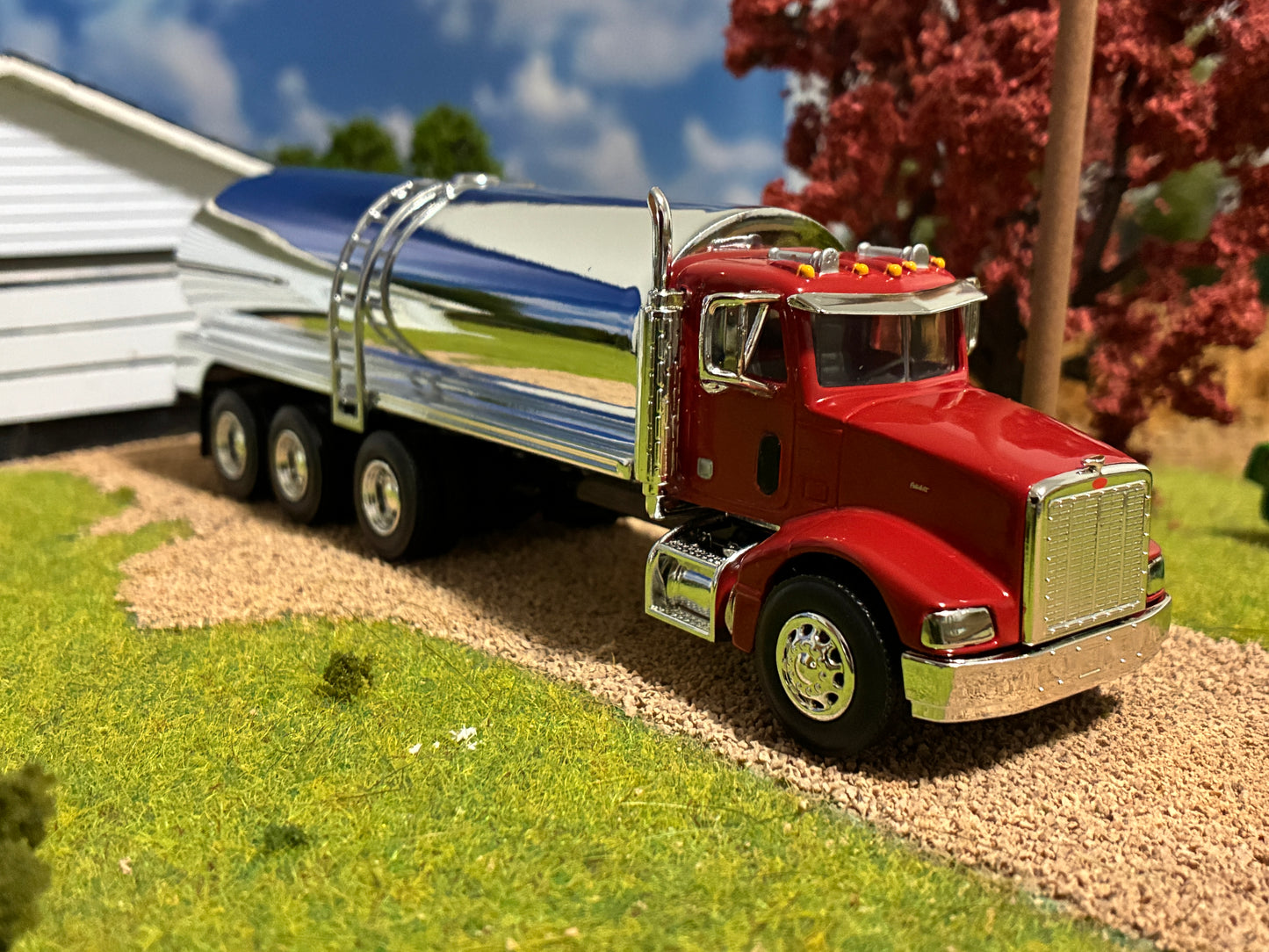 1/64 Milk Truck Tri Axle Peterbilt 385 Truck Red