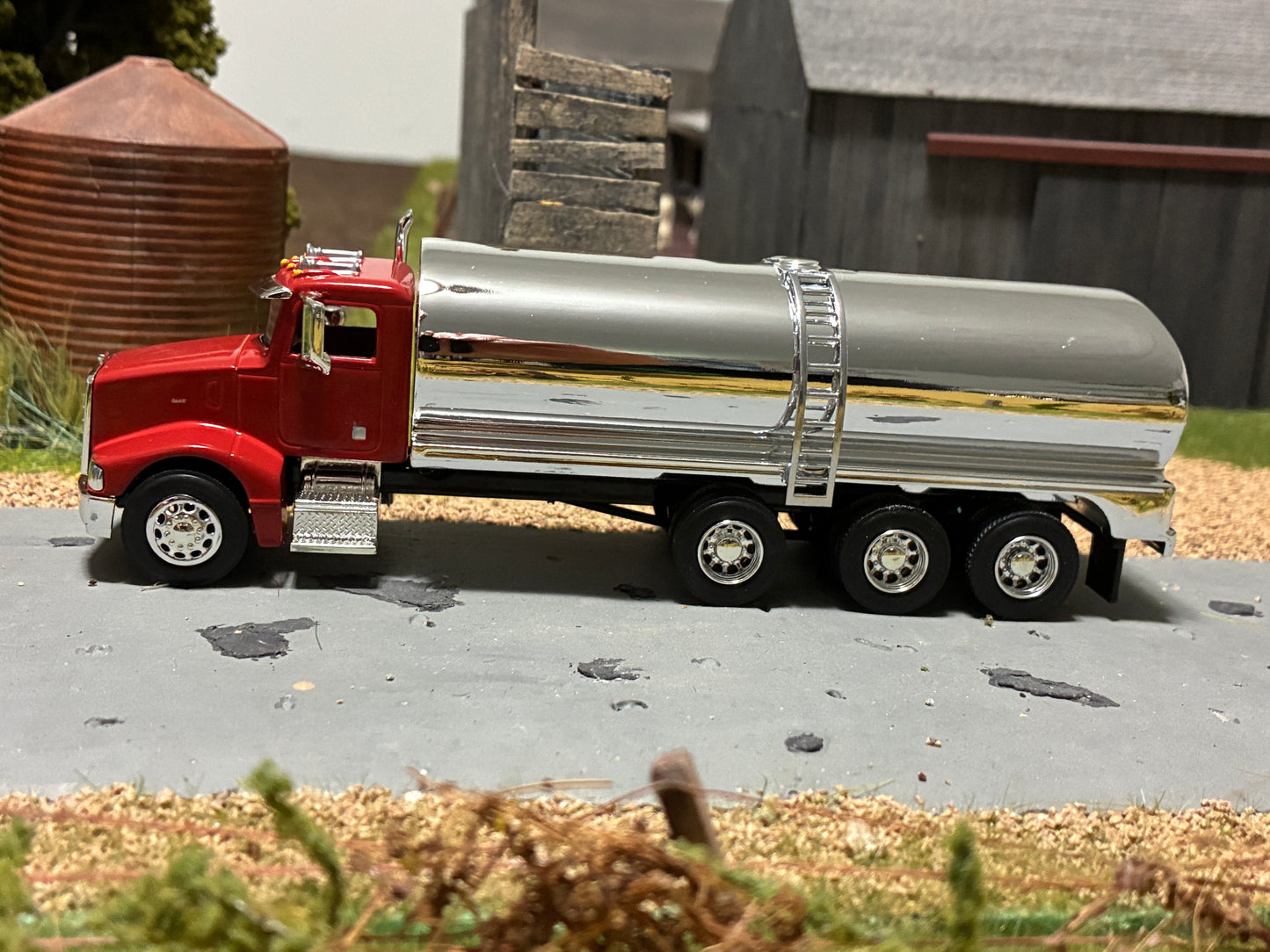 1/64 Milk Truck Tri Axle Peterbilt 385 Truck Red