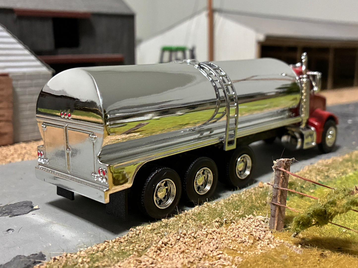1/64 Milk Truck Tri Axle Peterbilt 385 Truck Red