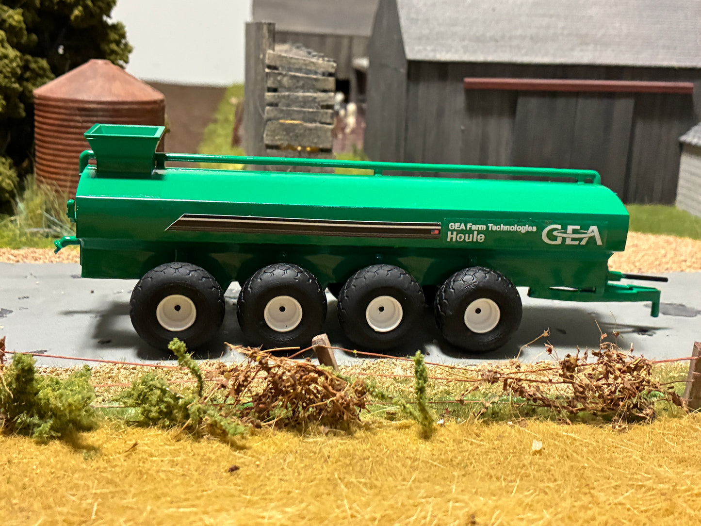 1/64 Liquid Manure Spreader Quad Axle 9,500 gallon White Wheel Diamond Tread