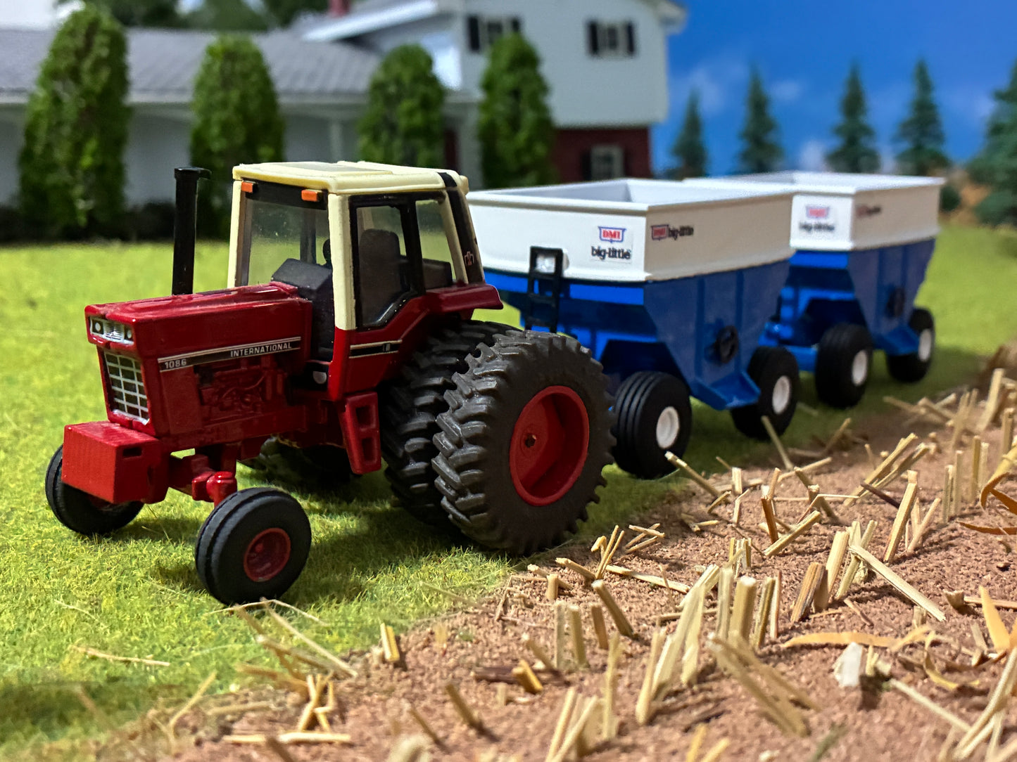 1/64 280bu. DMI Gravity Wagon Side Unload