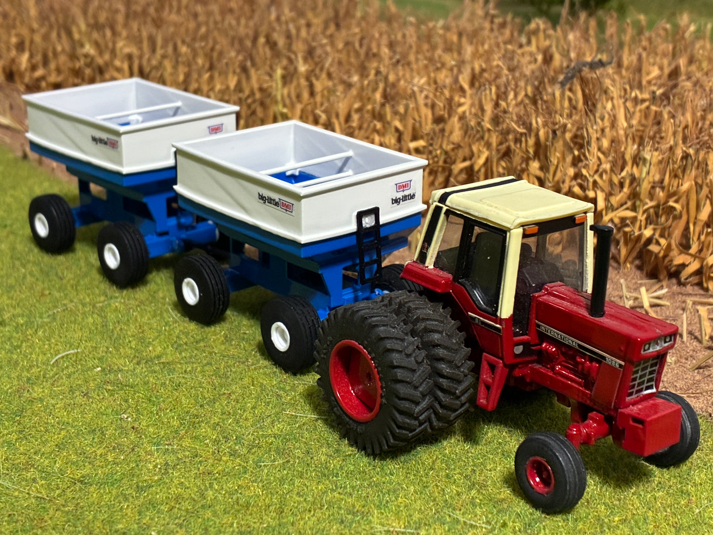 1/64 280bu. DMI Gravity Wagon Side Unload