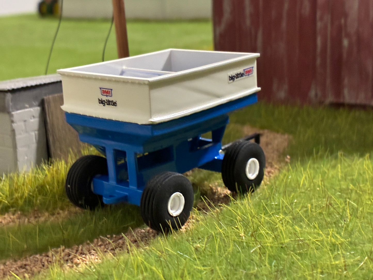 1/64 280bu. DMI Gravity Wagon Side Unload