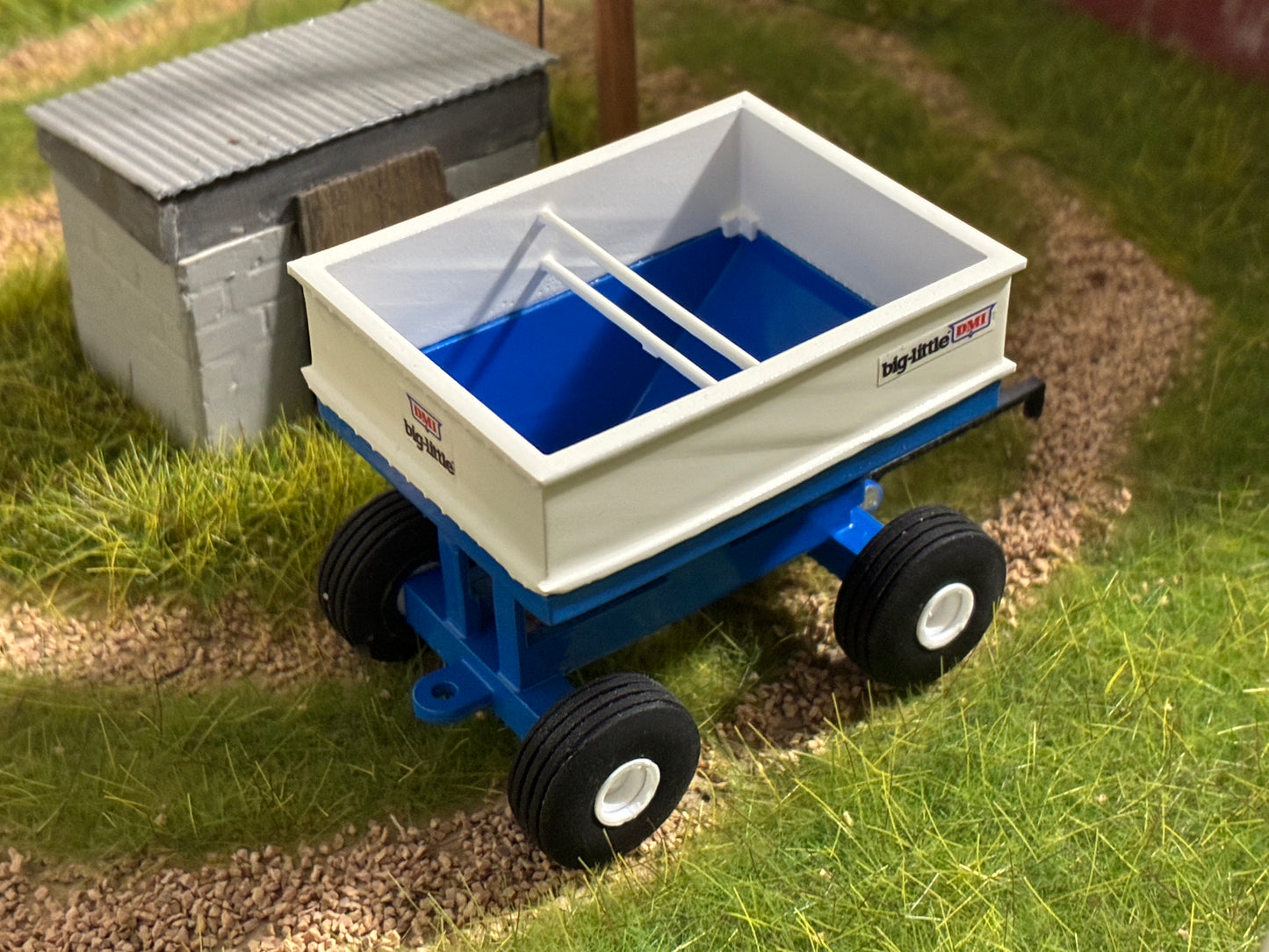 1/64 280bu. DMI Gravity Wagon Side Unload