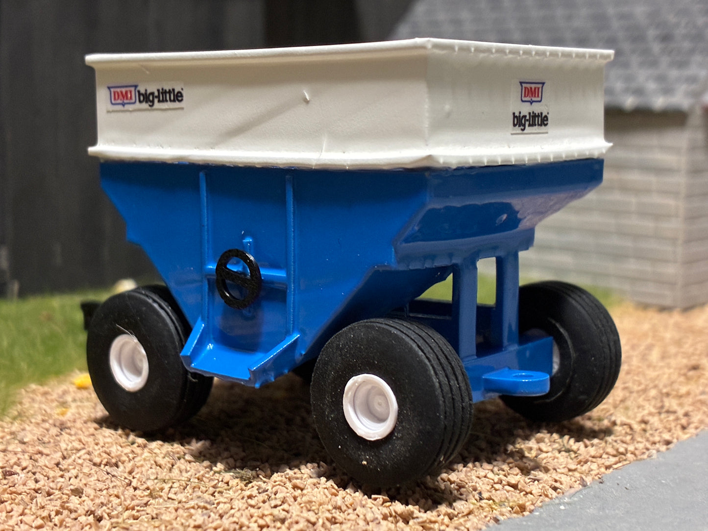 1/64 280bu. DMI Gravity Wagon Side Unload