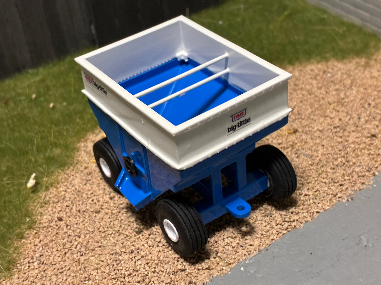 1/64 280bu. DMI Gravity Wagon Side Unload