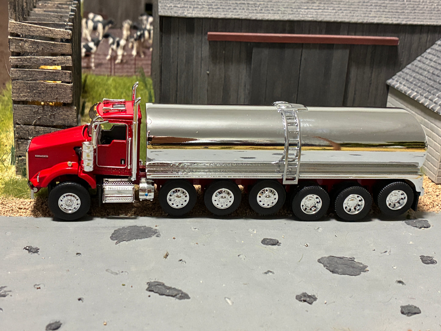 1/64 Milk Truck 6 Axle Kenworth T800 Truck Red