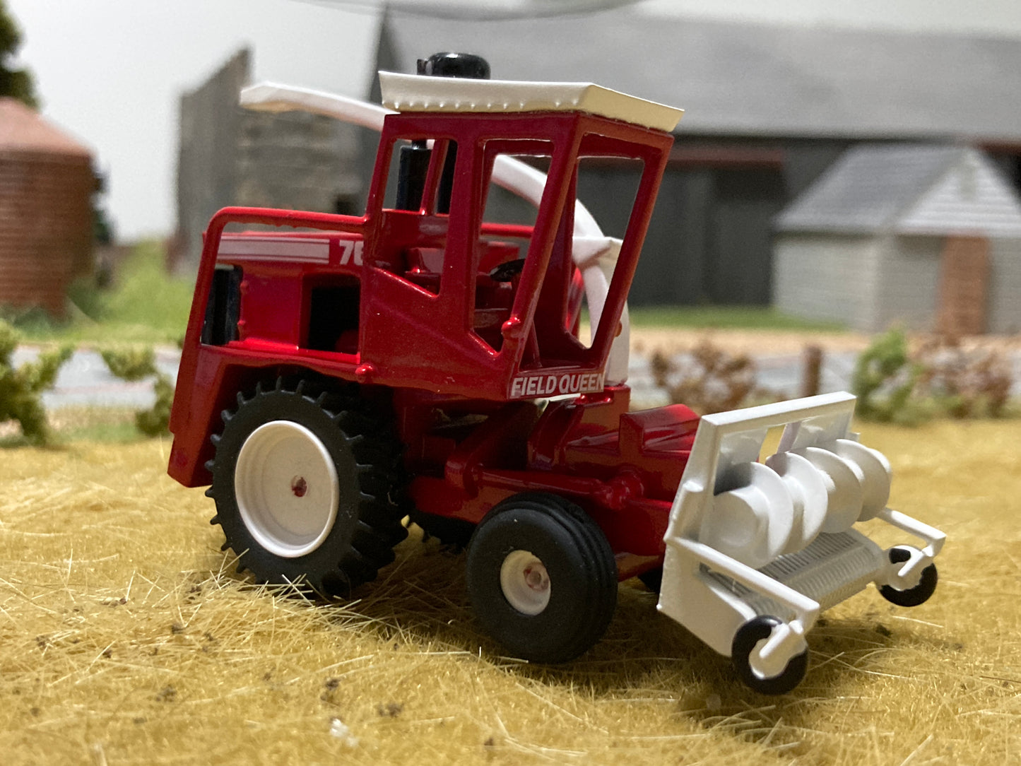 1/64 Field Queen 7650 Forage Harvester Red (with 2 Heads)