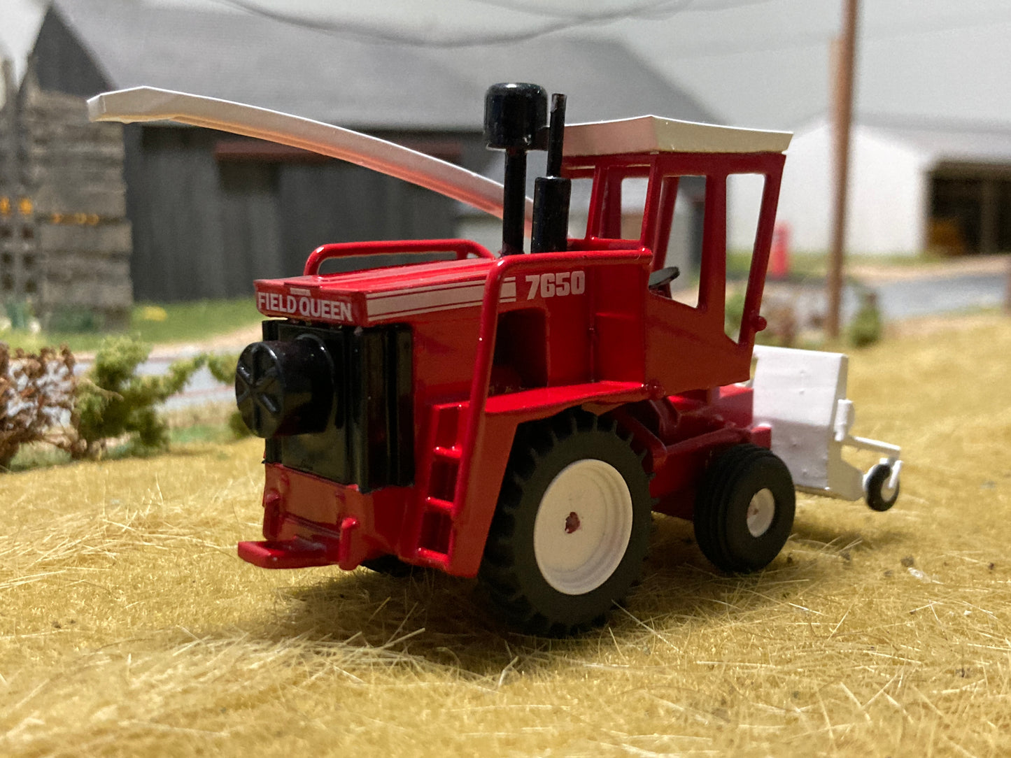 1/64 Field Queen 7650 Forage Harvester Red (with 2 Heads)