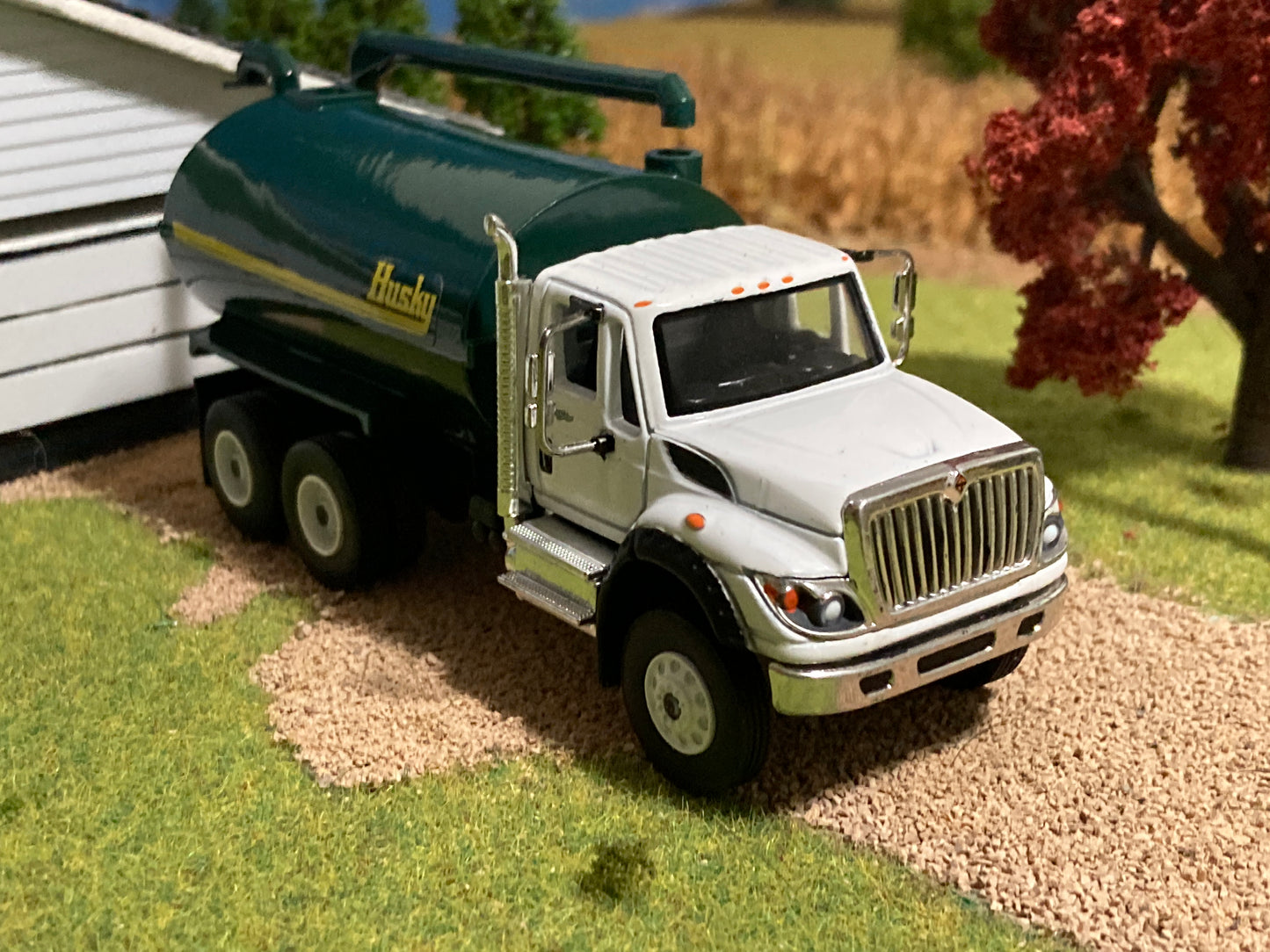 1/64 Husky Manure Spreader on IH WorkStar Truck 4,000 gallon