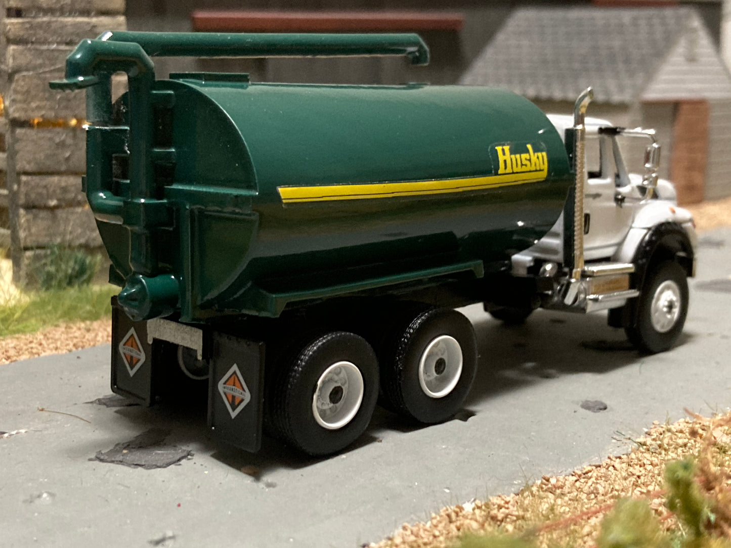 1/64 Husky Manure Spreader on IH WorkStar Truck 4,000 gallon