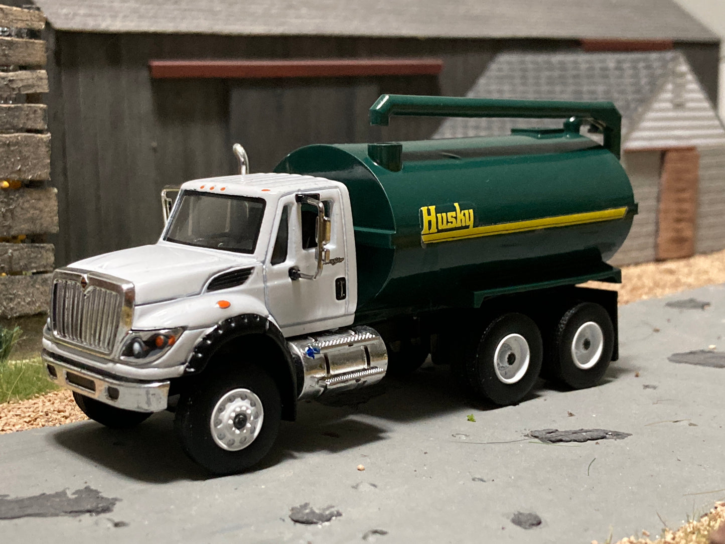 1/64 Husky Manure Spreader on IH WorkStar Truck 4,000 gallon