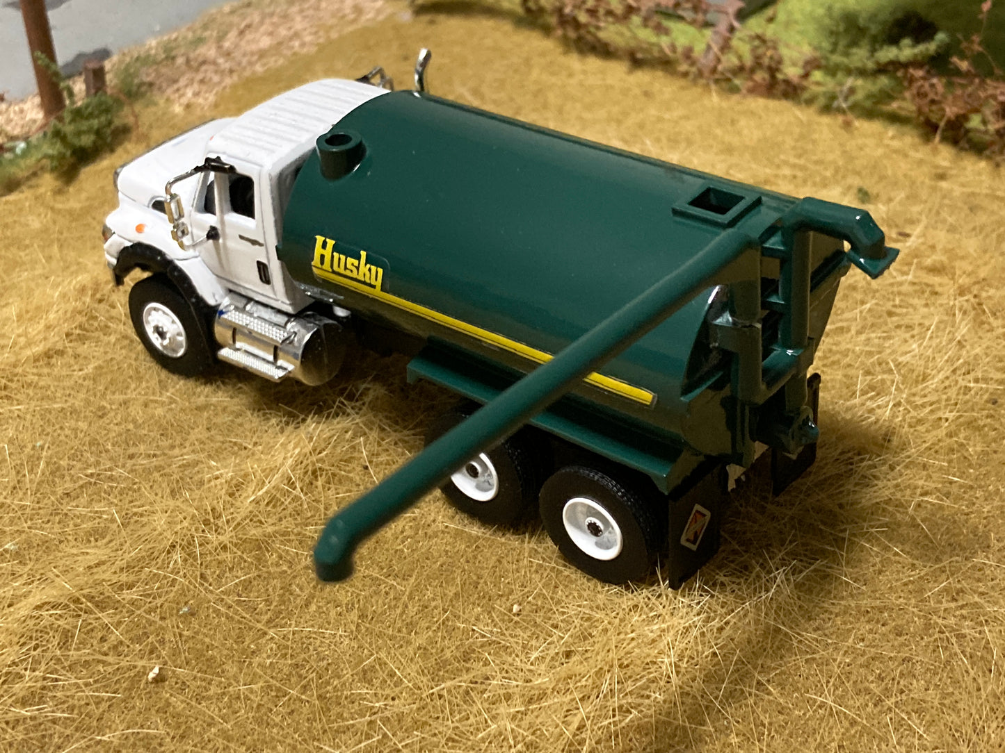 1/64 Husky Manure Spreader on IH WorkStar Truck 4,000 gallon