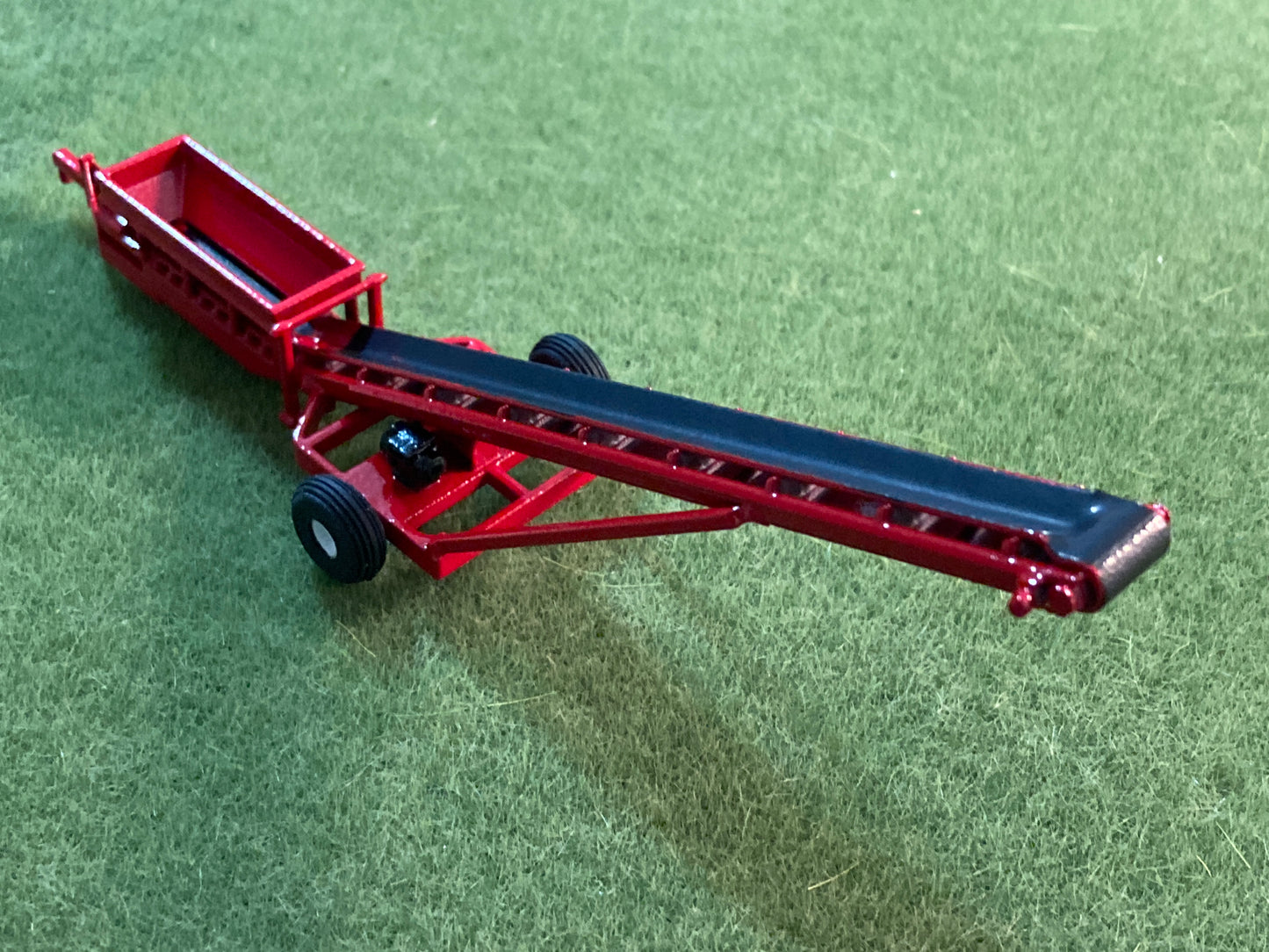 1/64 Fertilizer and Lime Conveyor Floater Loader Red