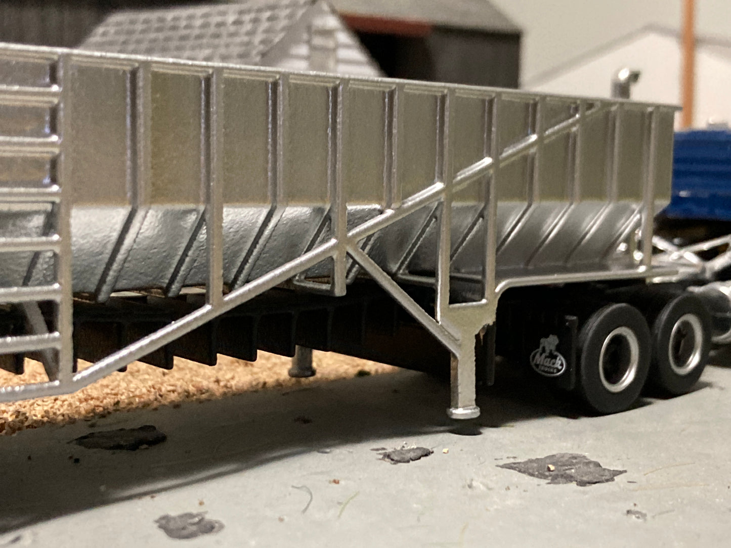 1/64 Live Bottom Belt Trailer Tri Axle Black Door