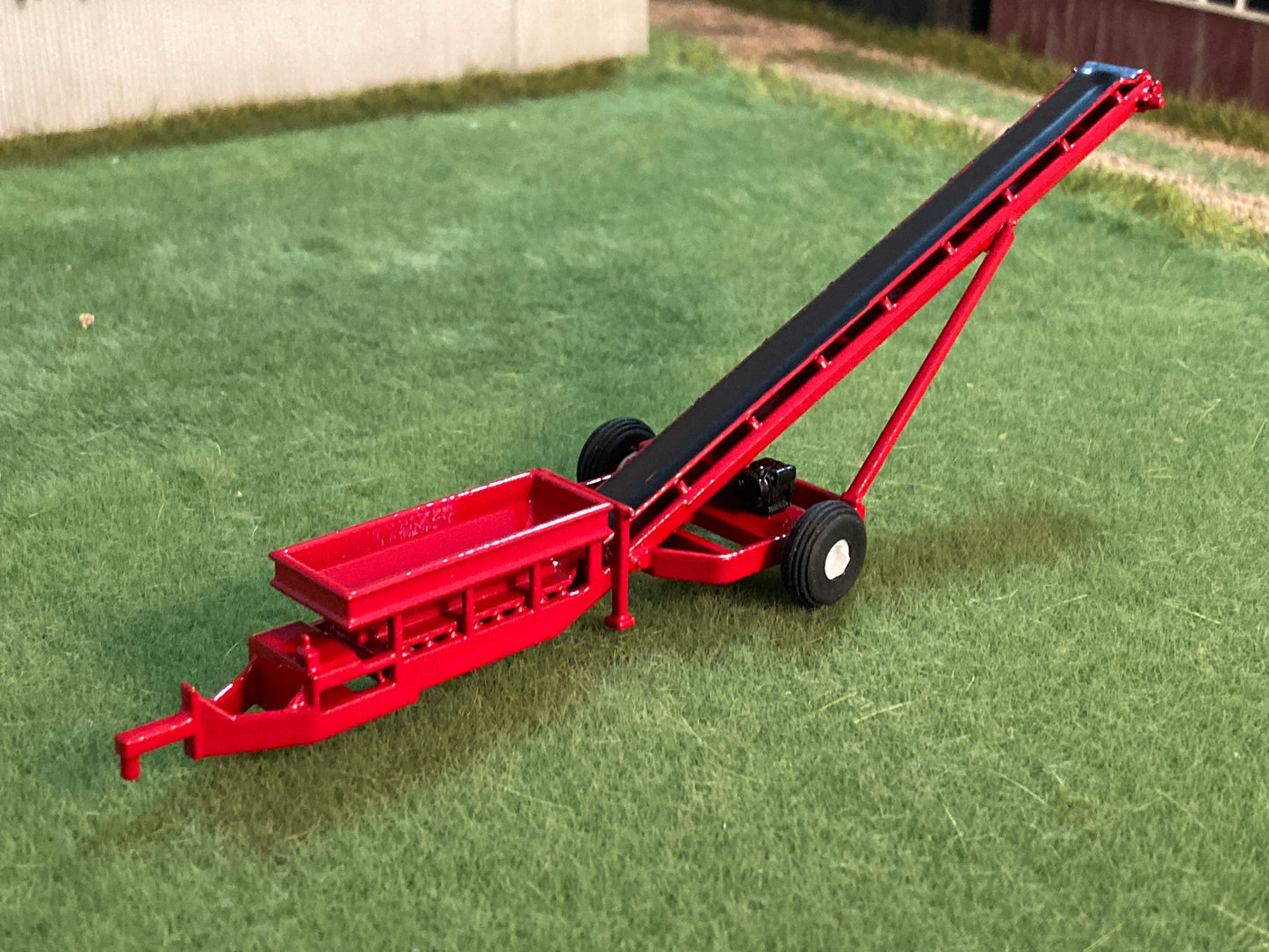 1/64 Fertilizer and Lime Conveyor Floater Loader Red