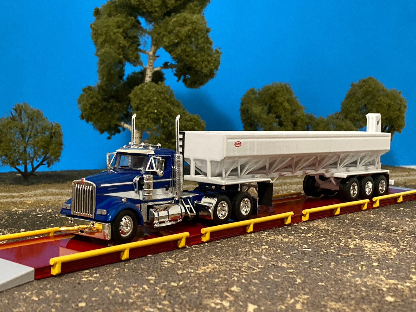 1/64 Truck Scale 80ft Red and Yellow
