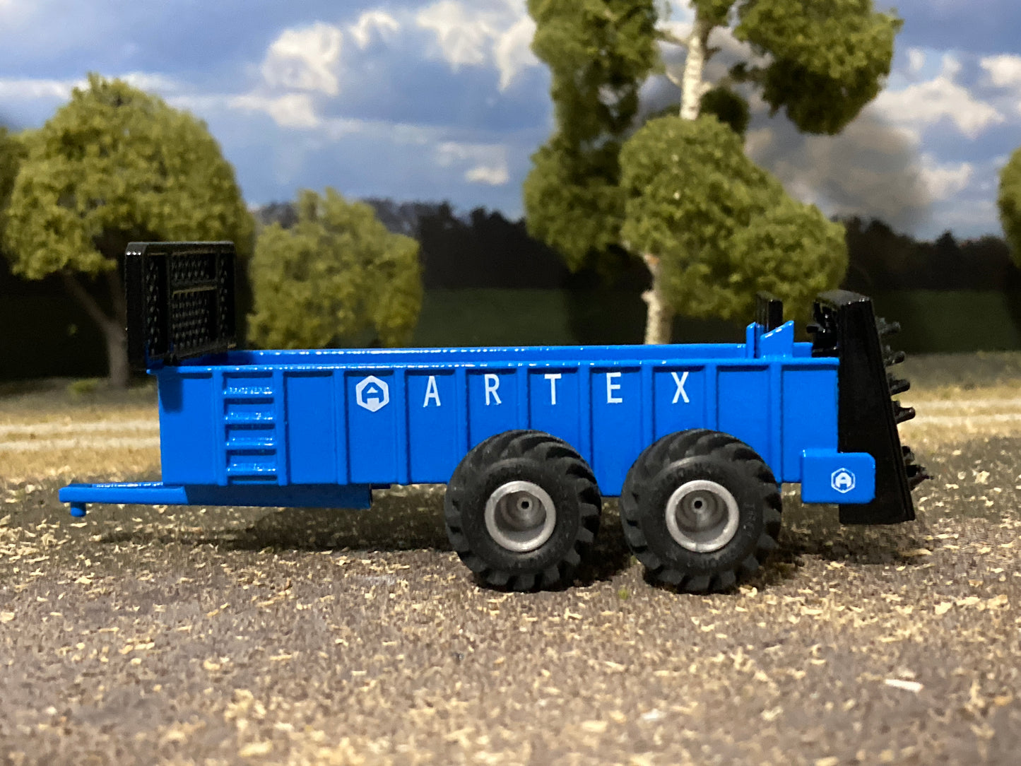 1/64 Artex SB600 Manure Spreader Blue