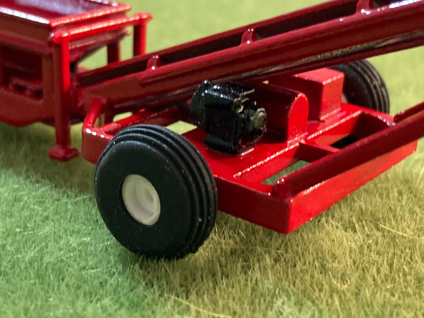 1/64 Fertilizer and Lime Conveyor Floater Loader Red