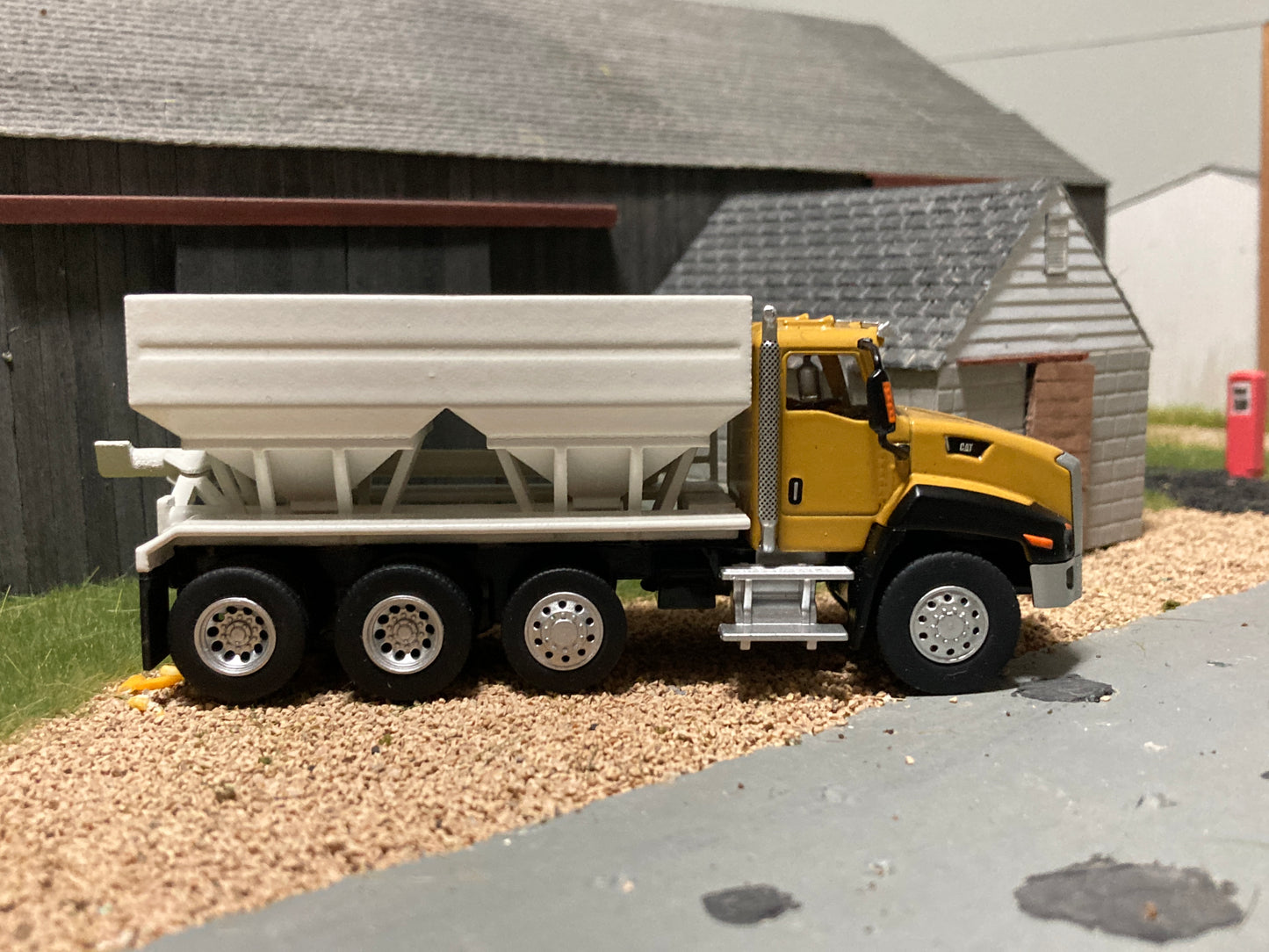 1/64 Cat CT 660 Truck with Fertilizer Tender Yellow
